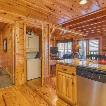 Solid Ground Lodge With Yard! Pigeon Forge Dış mekan fotoğraf