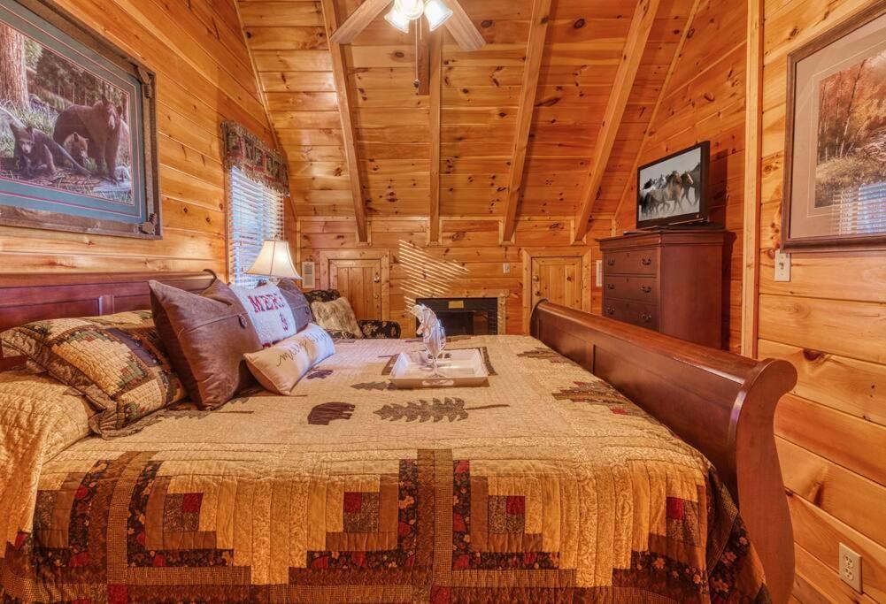 Solid Ground Lodge With Yard! Pigeon Forge Dış mekan fotoğraf