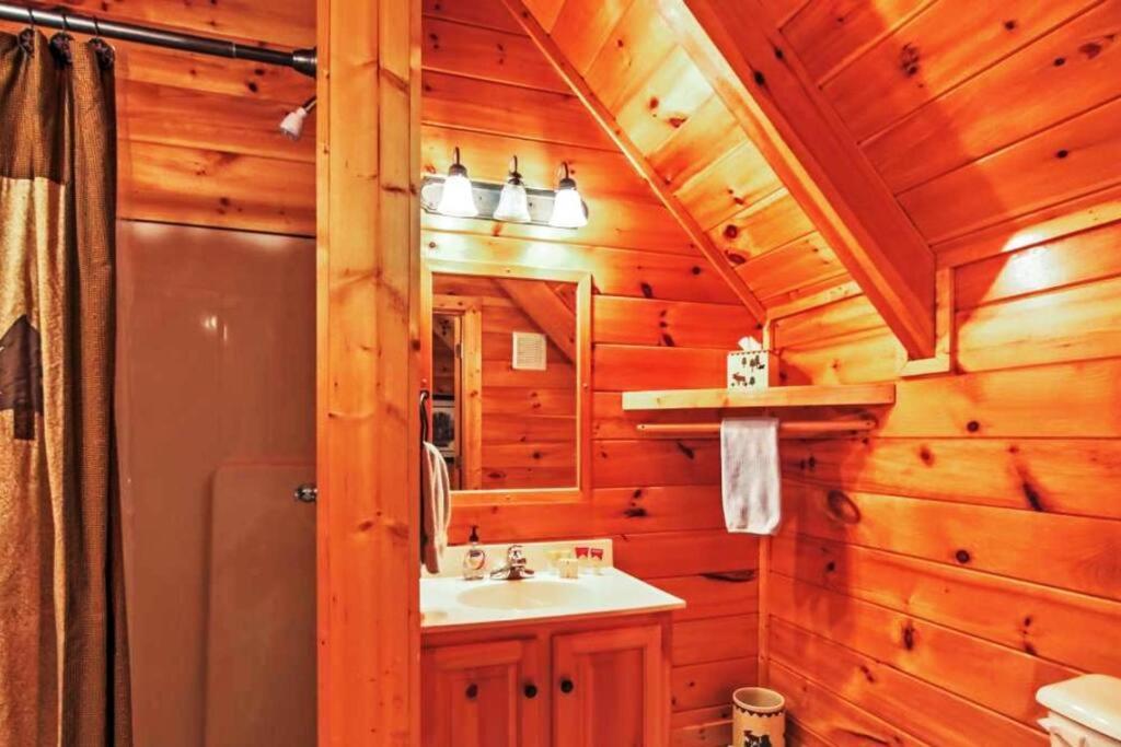 Solid Ground Lodge With Yard! Pigeon Forge Dış mekan fotoğraf