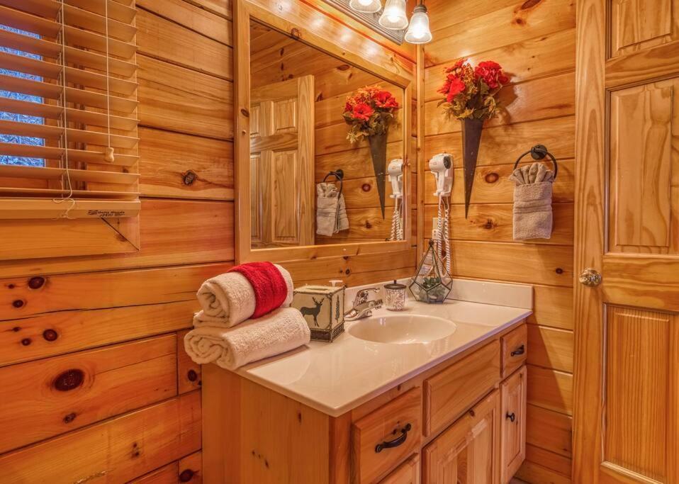 Solid Ground Lodge With Yard! Pigeon Forge Dış mekan fotoğraf