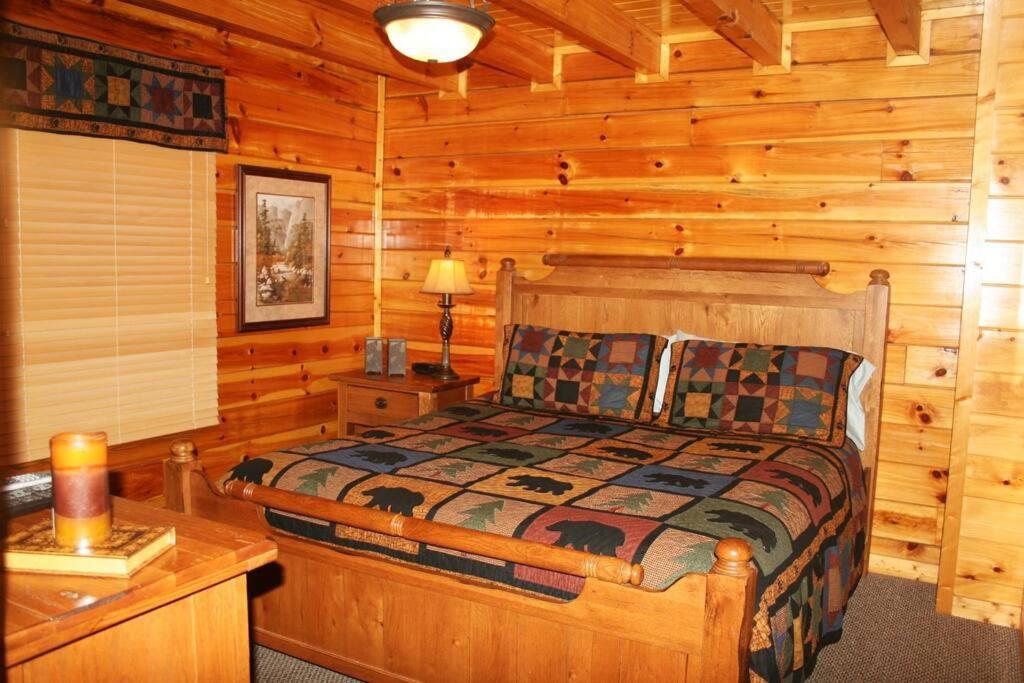 Solid Ground Lodge With Yard! Pigeon Forge Dış mekan fotoğraf