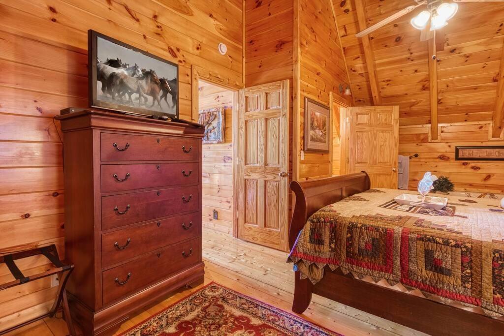 Solid Ground Lodge With Yard! Pigeon Forge Dış mekan fotoğraf