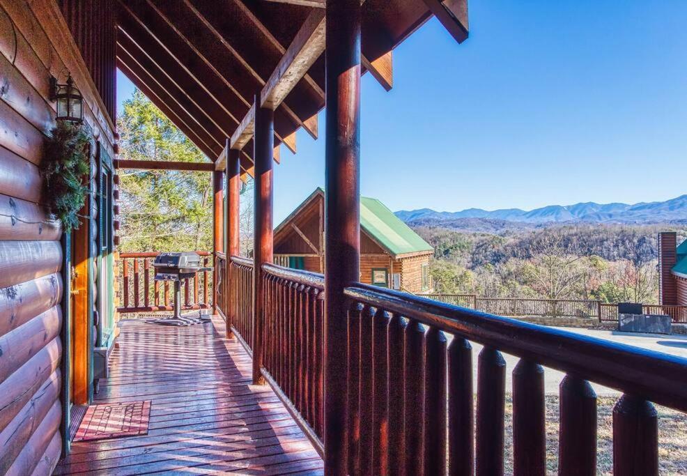 Solid Ground Lodge With Yard! Pigeon Forge Dış mekan fotoğraf