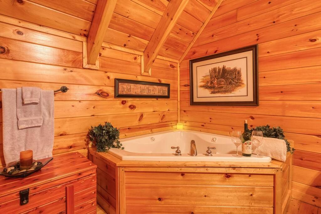 Solid Ground Lodge With Yard! Pigeon Forge Dış mekan fotoğraf