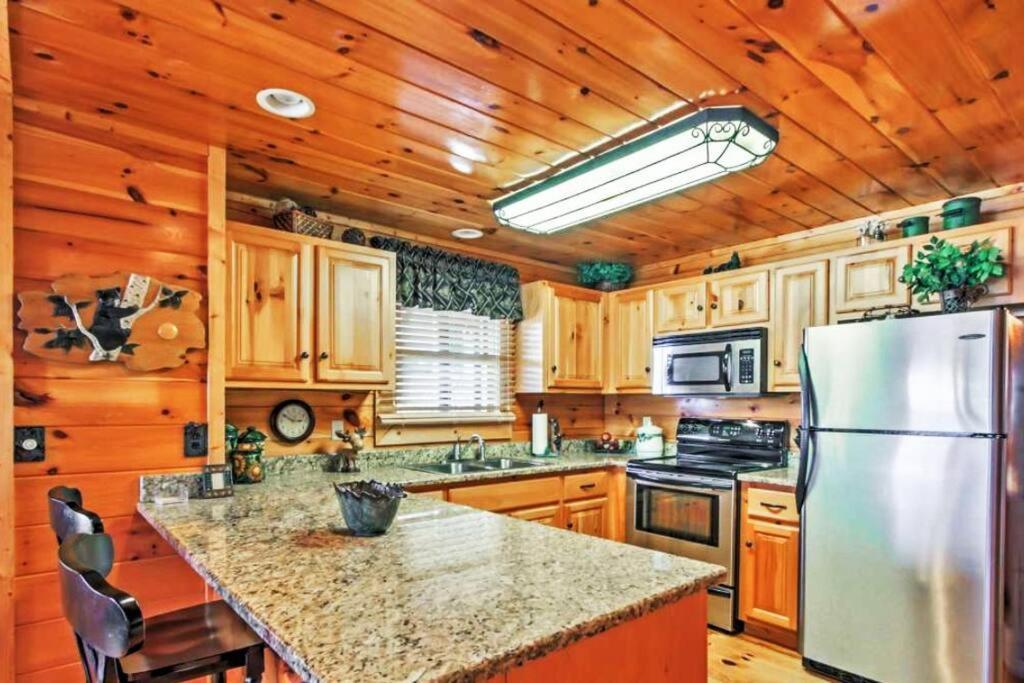 Solid Ground Lodge With Yard! Pigeon Forge Dış mekan fotoğraf